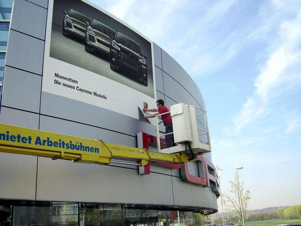 Montage mit Hebebühne